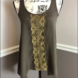 3/$10❤️Green sleeveless blouse with green lace detailing